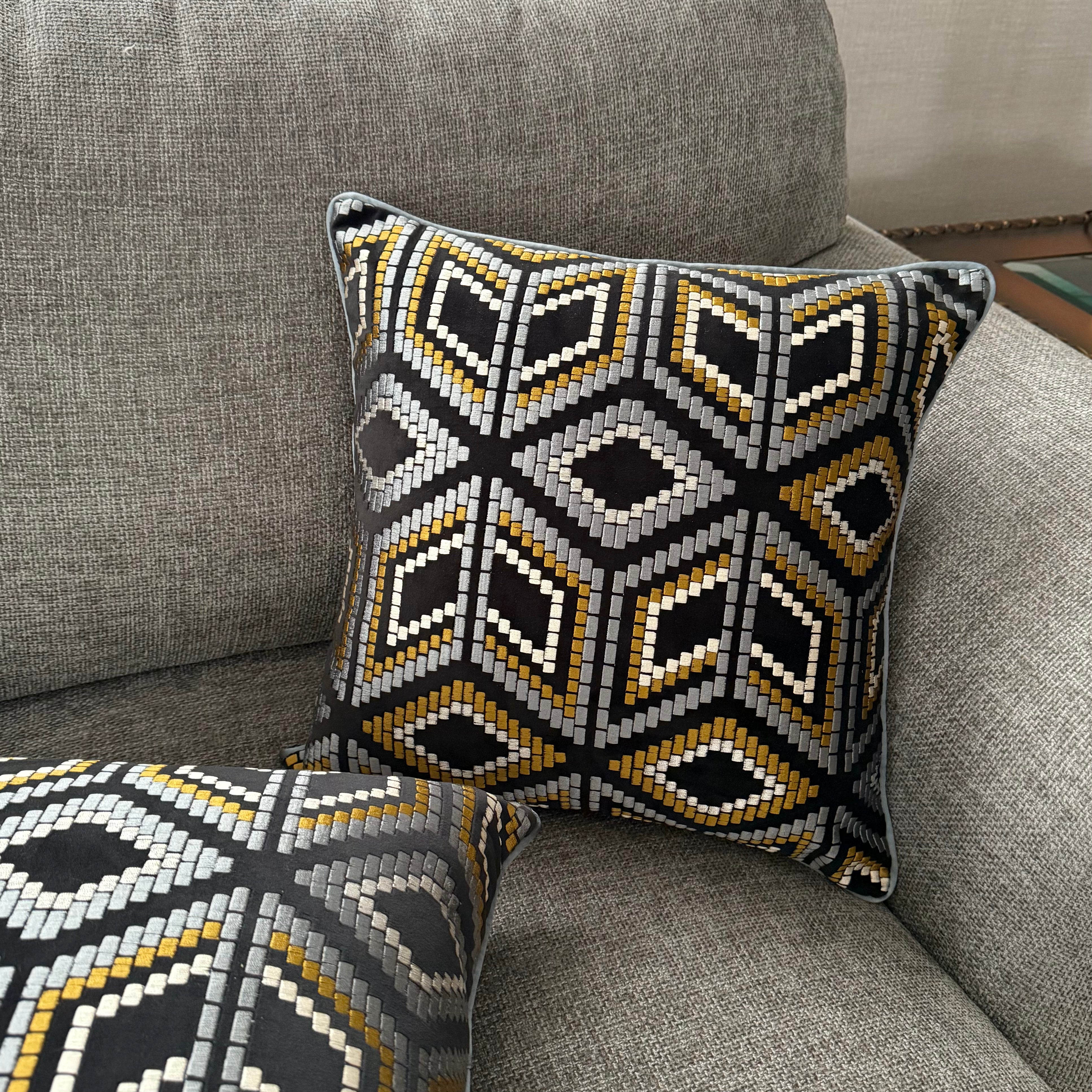 TWILIGHT PATTERN (GREY PIPING)